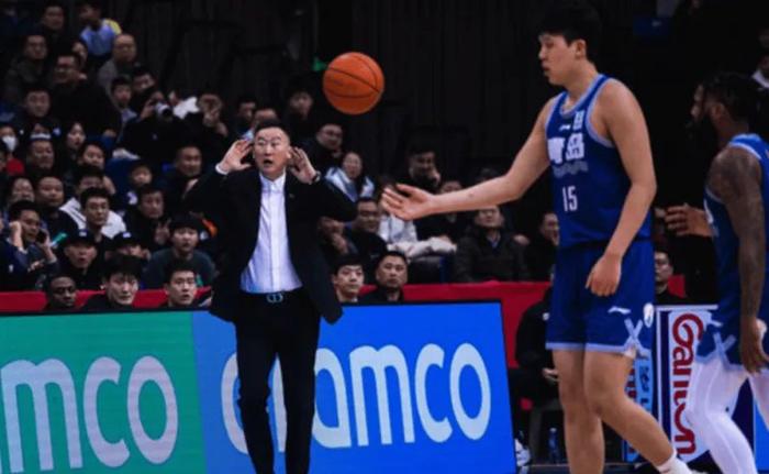 记者：刘维伟与青岛俱乐部完成续约上赛季2-3不敌广厦略显遗憾